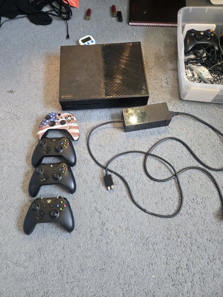 Xbox 1 with 4 controllers