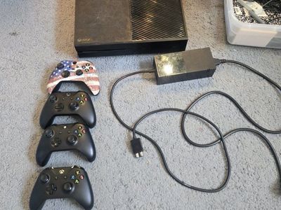 Xbox 1 with 4 controllers