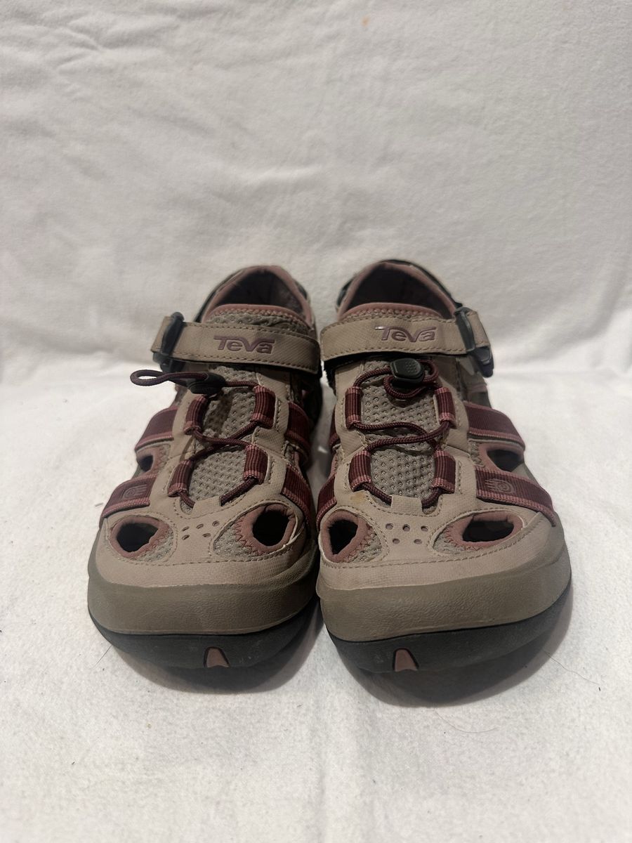 Teva women’s size 8 beige with mauve and burgundy trim closed toe, hiking sandals