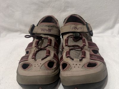 Teva women’s size 8 beige with mauve and burgundy trim closed toe, hiking sandals