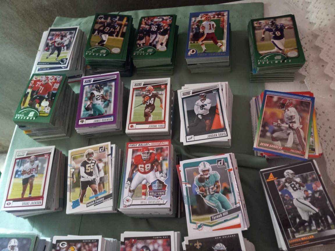 POKEMON, ONE PIECE, HOCKEY, SOCCER, ETERNAL, BASKETBALL, BASEBALL AND FOOTBALL AND STAR WARS CARDS
