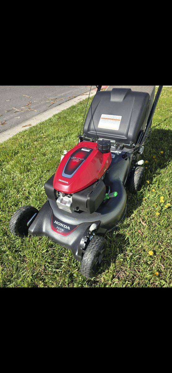 Like New Honda HRN 216 Self Propelled Lawn Mower 