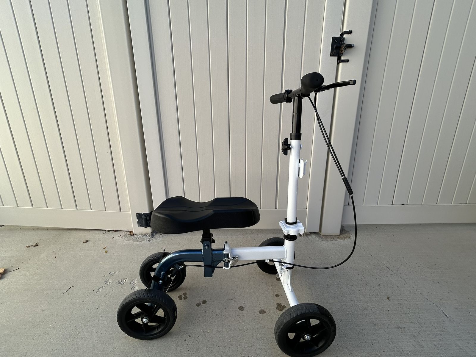 Foldable Knee Scooter - Removable Basket - Excellent Condition!