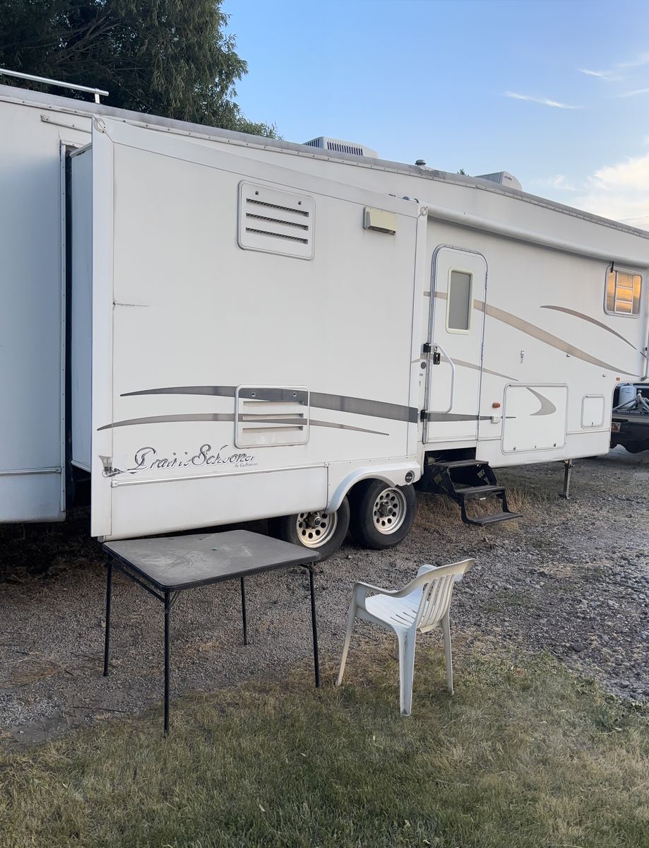 Golf Stream 5th Wheel trailer