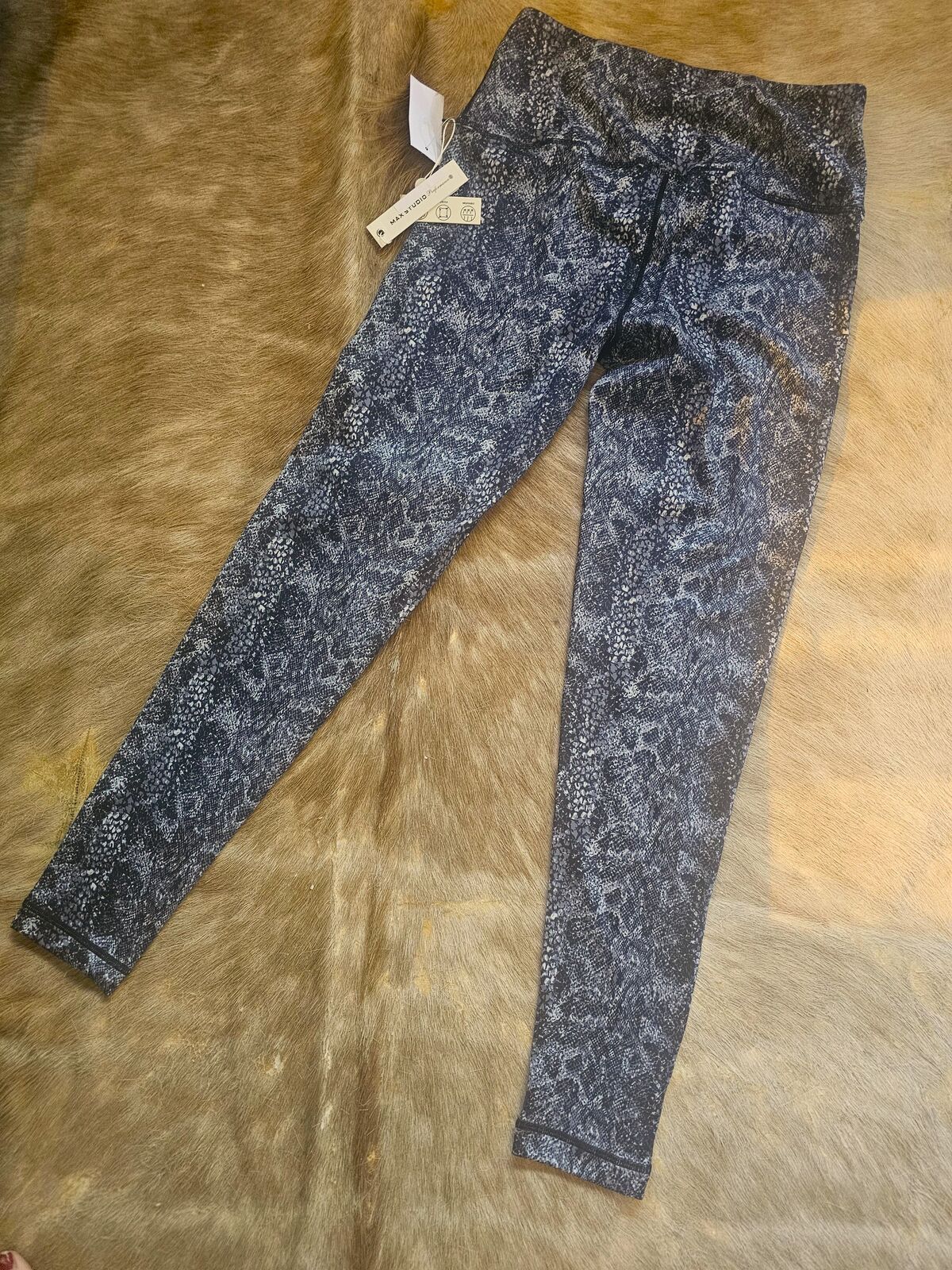 *NEW SMALL MAX STUDIO PERFORMANCE LEGGINS - RV $49.99*