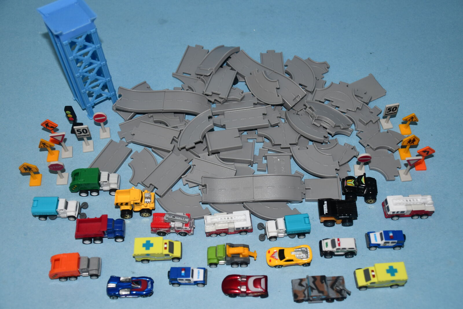 LARGE LOT ~ MINI CARS, TRUCKS, ROADS, SIGNS & TOWER ~ MIXED BRANDS ~ CLEAN!