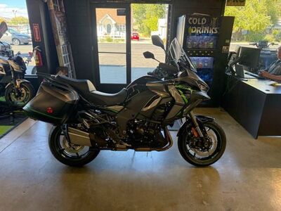 2025 Kawasaki Versys® 1100 SE LT ABS