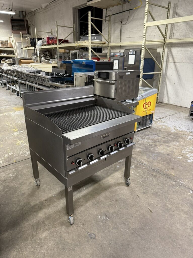 36'' Garland  Charcoal Broiler Electronic Ignition In great working condition w/ wheels