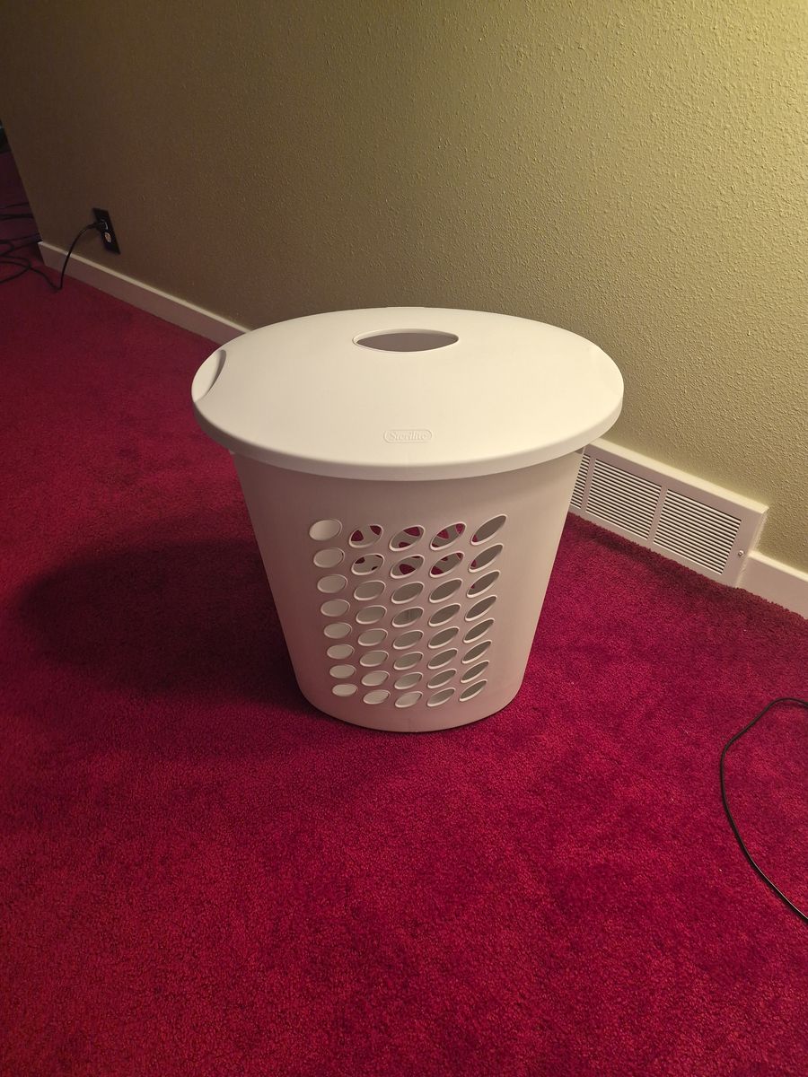 Sterilite Laundry Basket + Sterilite Storage Tote w/Lid – Excellent Condition