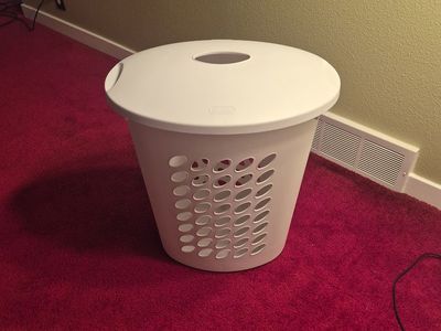 Sterilite Laundry Basket + Sterilite Storage Tote w/Lid – Excellent Condition