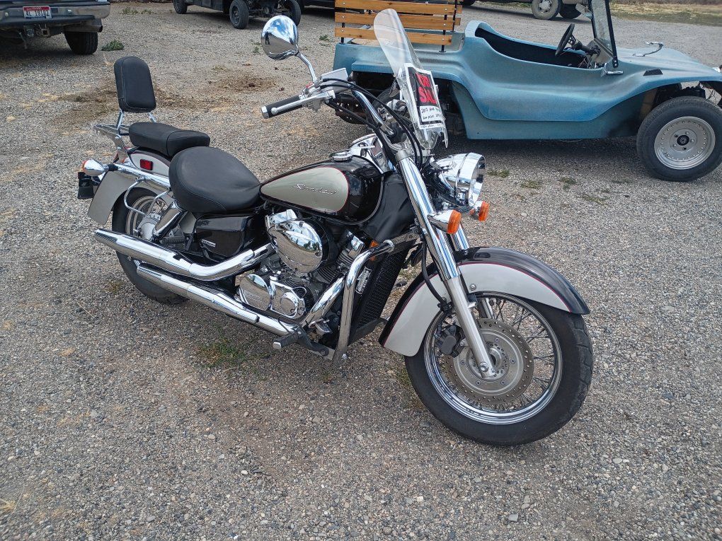 Honda Shadow Motorcycle, Cruiser style, Two-tone Paint