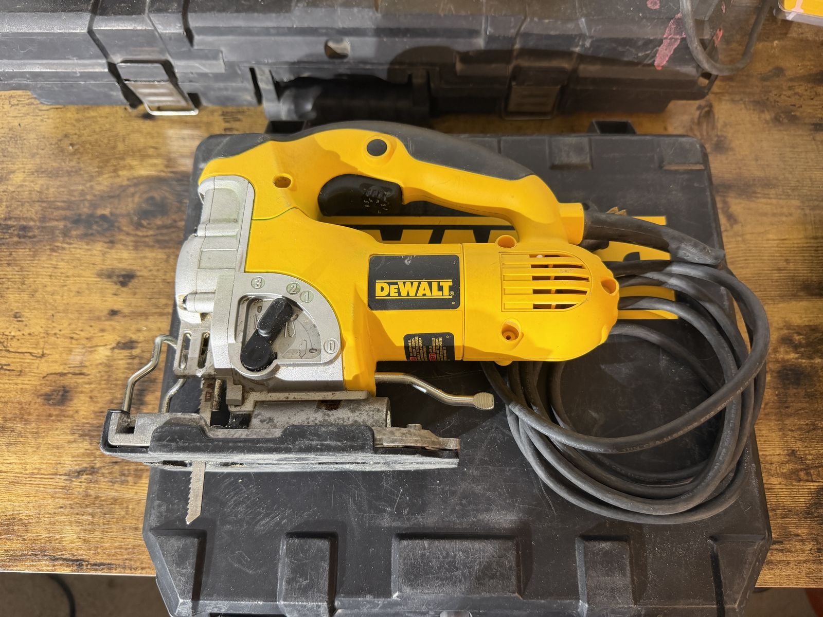 DEWALT Corded Orbital Jig Saw Kit - Variable Speed 6.5-Amp - Model DW331 w/ Case