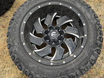 Rims And Tires LT305/55R20