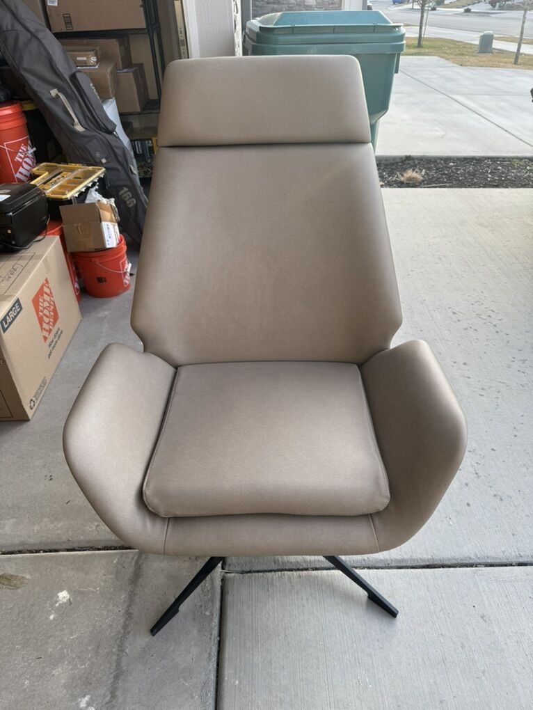 Conexus Swivel Lounge Chair
