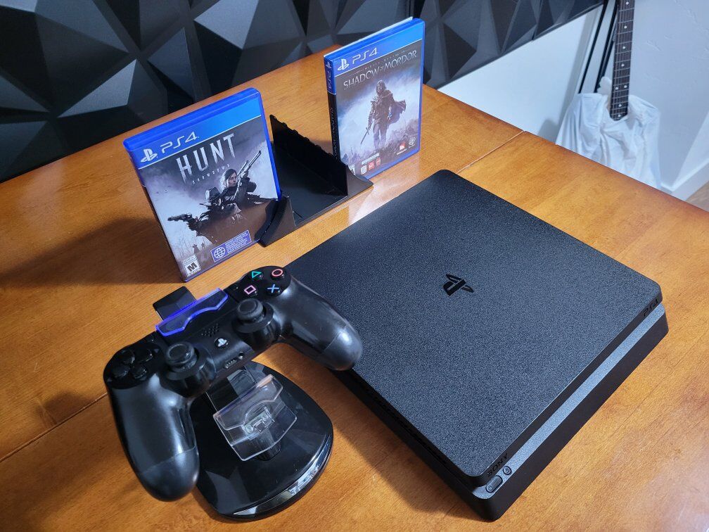 Sony PlayStation 4 Model CUH 2215B. 1TB Slim Gamin