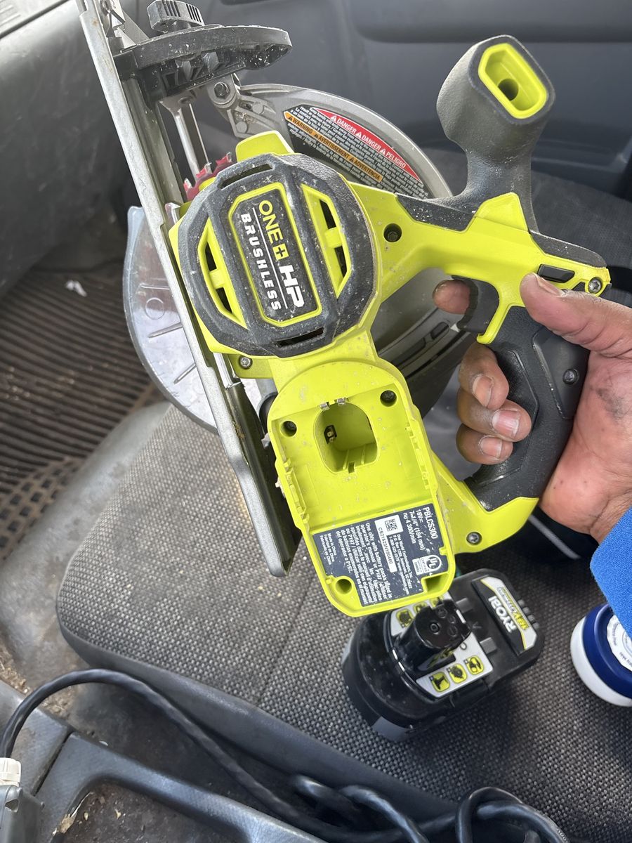 Cordless circle saw w battery