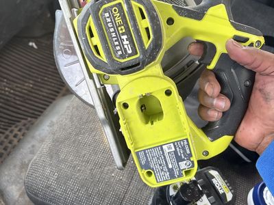 Cordless circle saw w battery