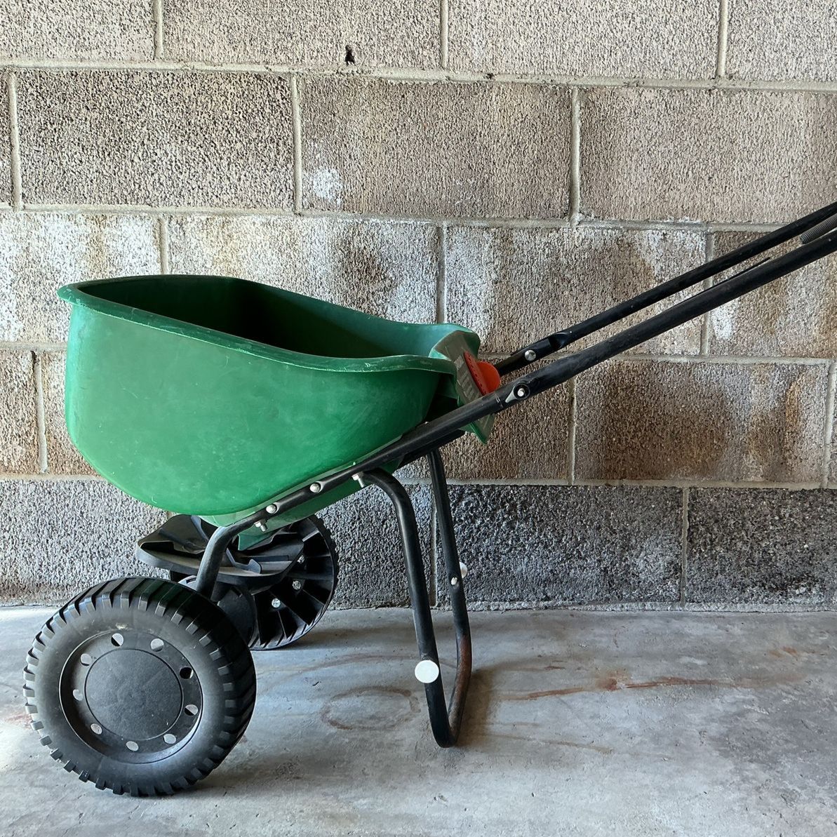 Scotts Standard Broadcast Lawn Spreader - Green and Black