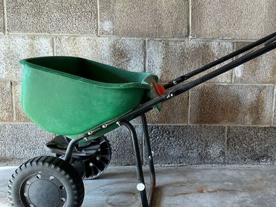 Scotts Standard Broadcast Lawn Spreader - Green and Black