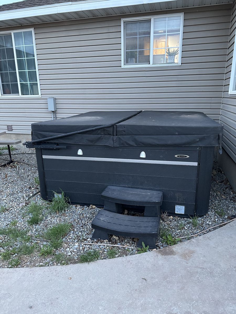 Hydro Pool Signature Hot Tub (Model 770 Platinum Series)