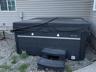 Hydro Pool Signature Hot Tub (Model 770 Platinum Series)