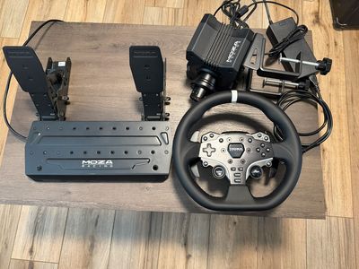 Moza Racing R5 wheel and pedals