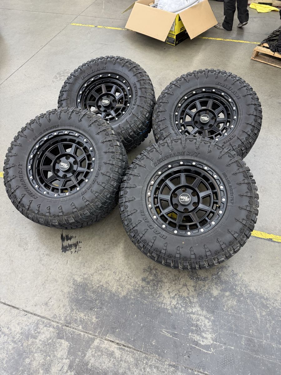 LIKE NEW 17x9 rock Offroad wheels/ 33x12.50r17 tires