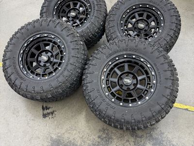 LIKE NEW 17x9 rock Offroad wheels/ 33x12.50r17 tires