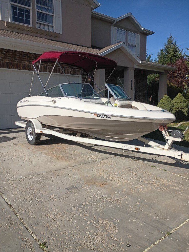 1999 Tahoe q5 19' open bow runabout