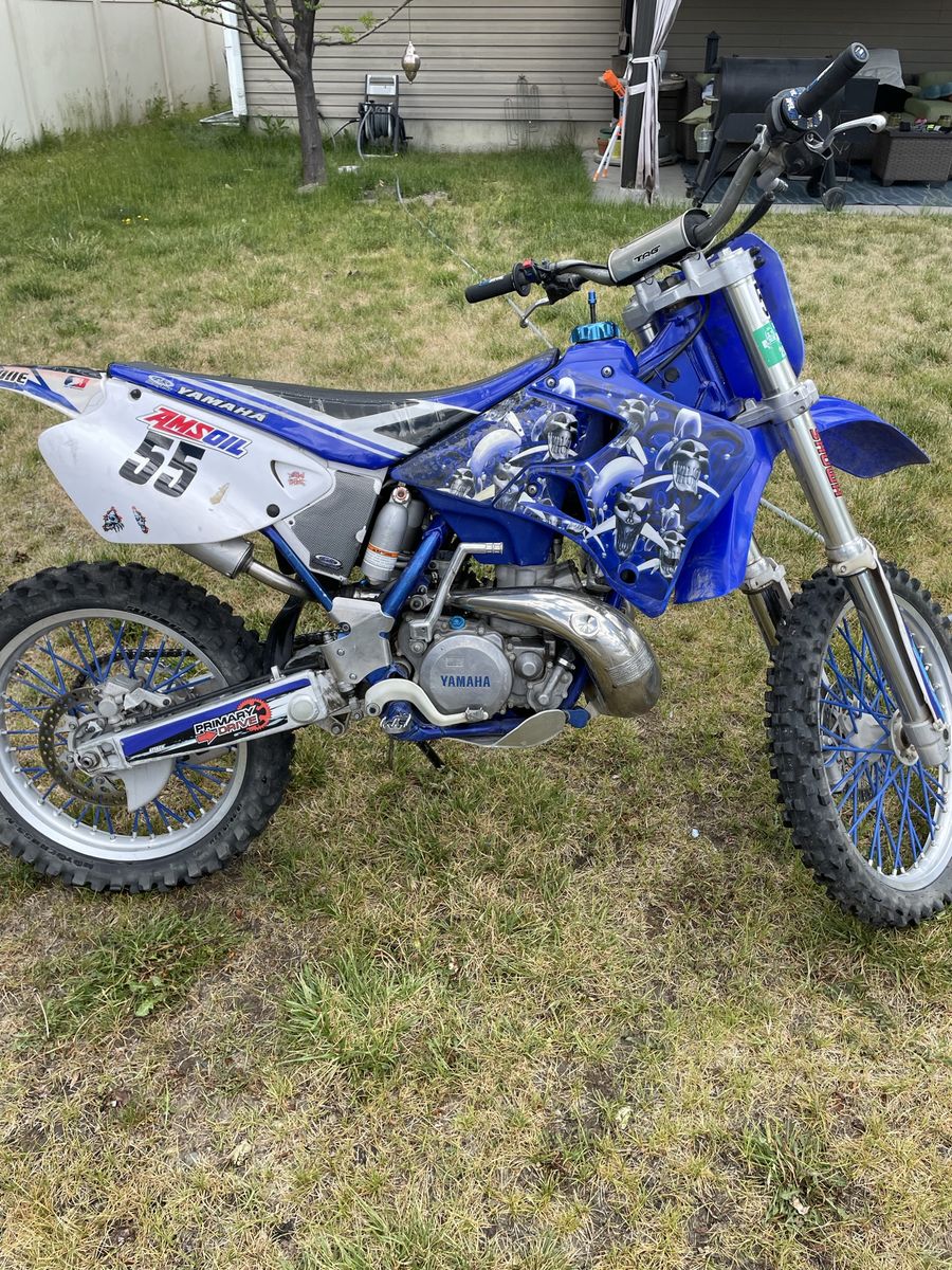 Yamaha YZ 250F Dirt Bike - Blue & White, 2000 Model