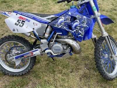 Yamaha YZ 250F Dirt Bike - Blue & White, 2000 Model