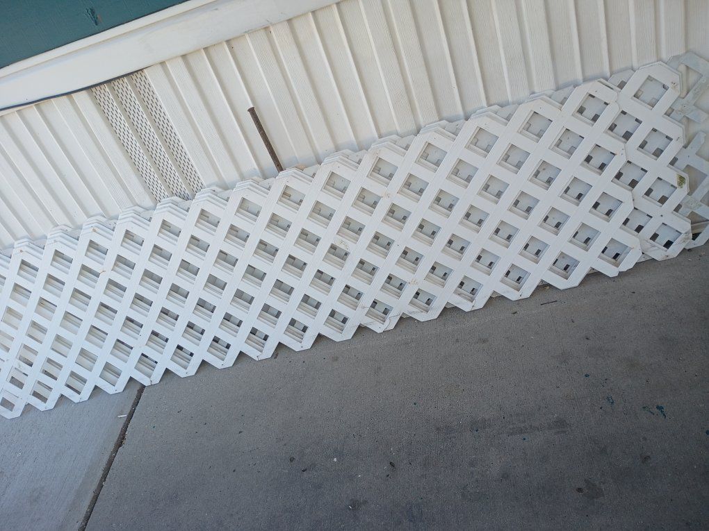 9 used 4x8-ft White Vinyl Traditional Lattice