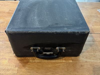 Antique Royal De Luxe Typwriter