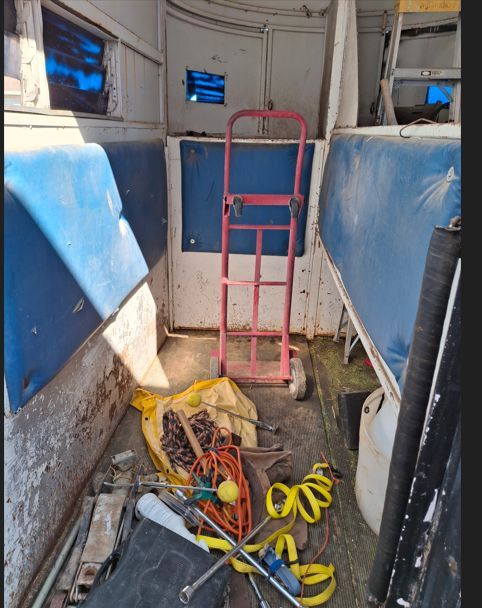 HORSE TRALER 1200 iS THE LOSEST PRICE iCAN GO