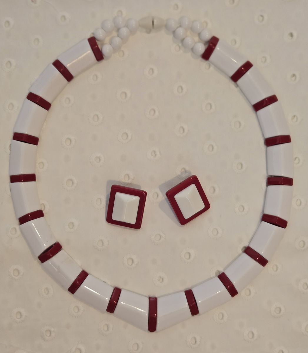 Vintage Avon Classic Lines Red & White Lucite Necklace & Earrings Preowned