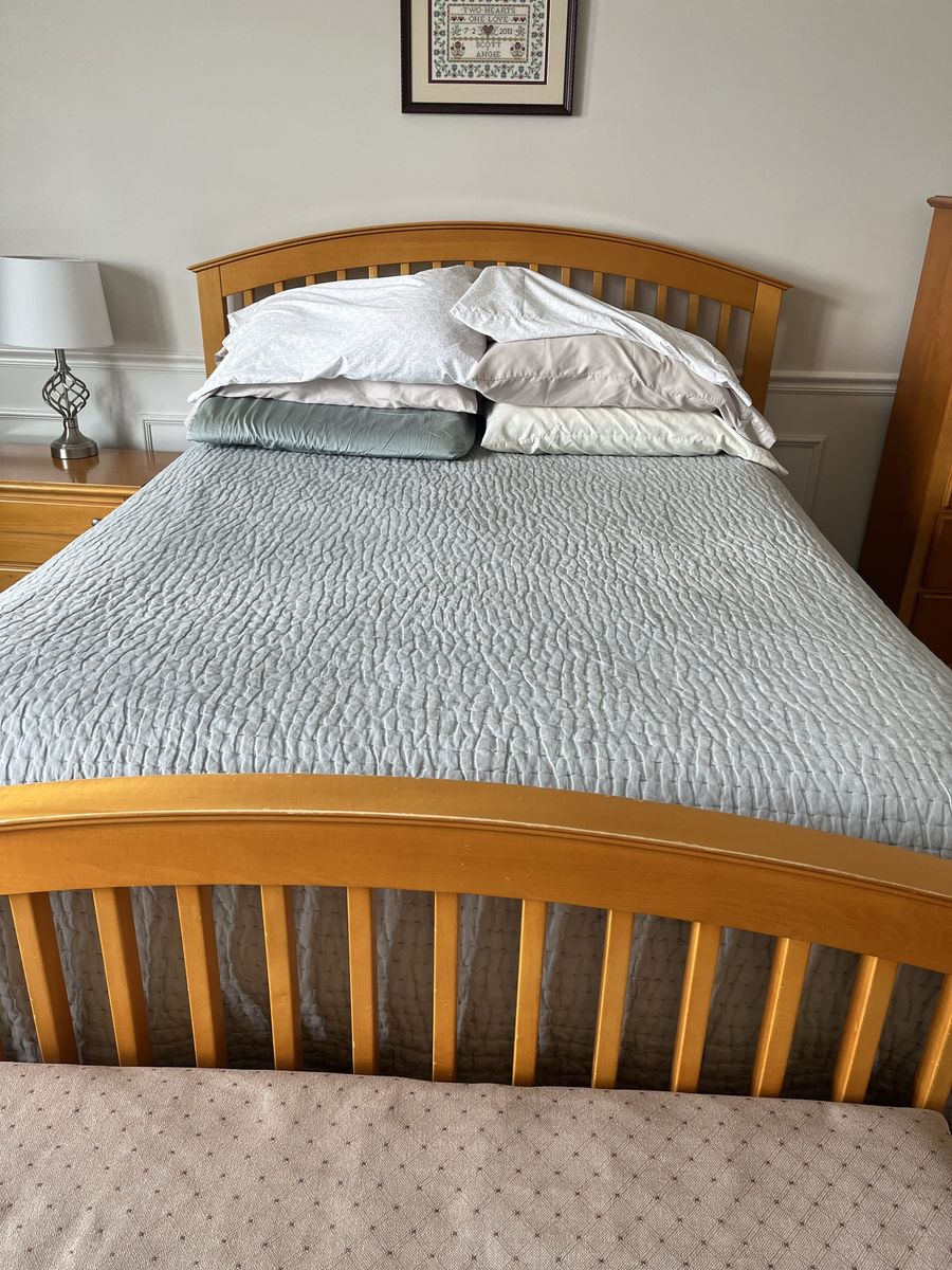Light Pine 3 Piece Queen Bedroom Set