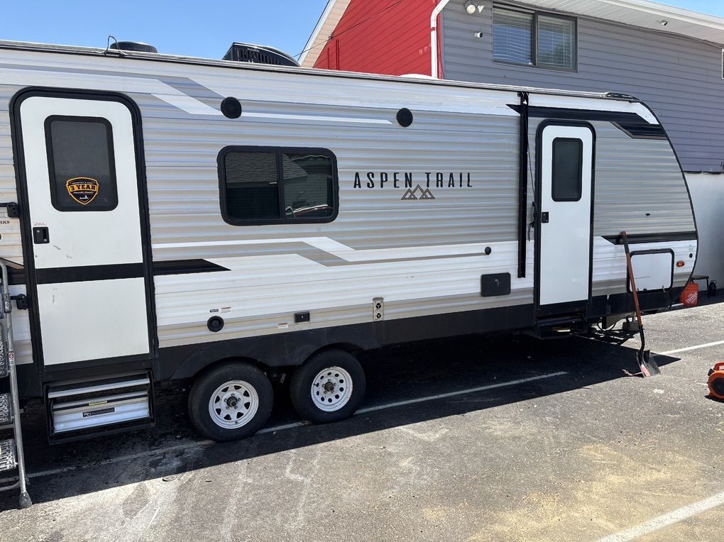 2021 Aspen Trail  23 Ft  Model RKS  Dine Out Slide