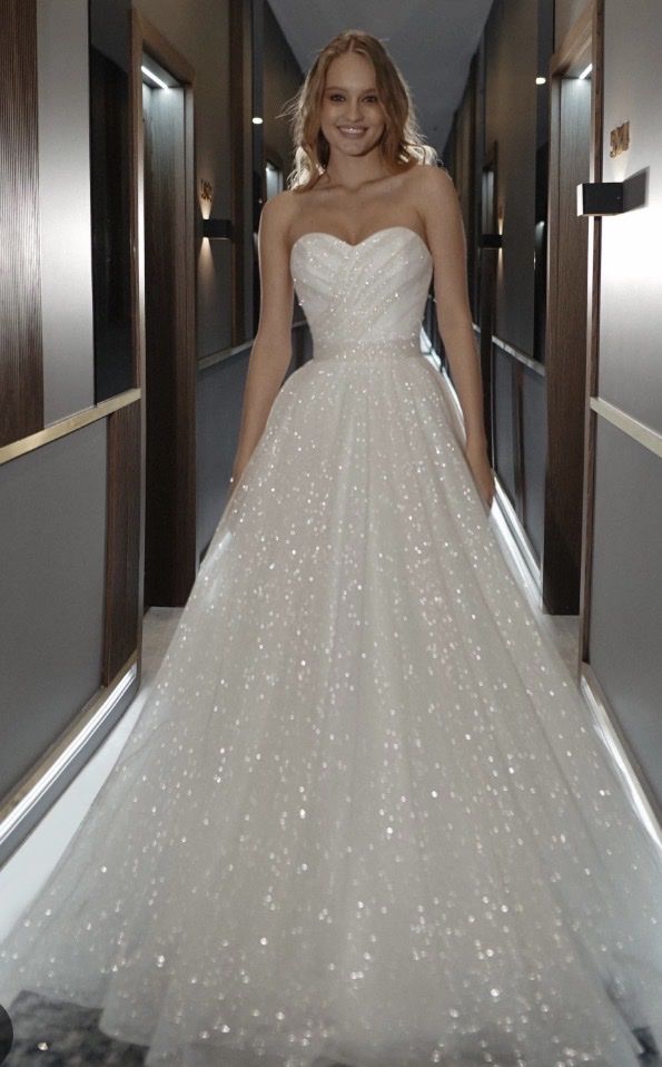 Wedding dress, size 18 never been worn