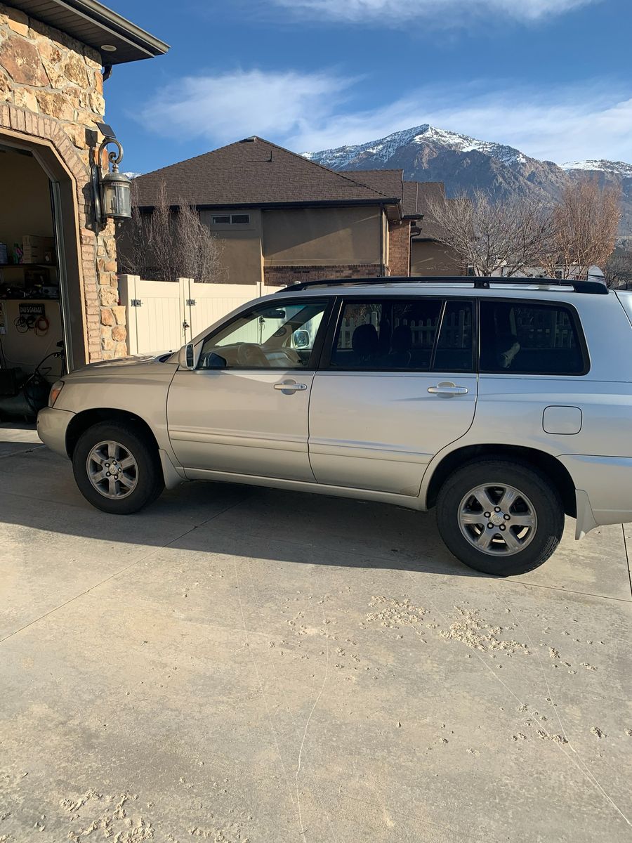 2004 TOYOTA HIGHLANDER Base