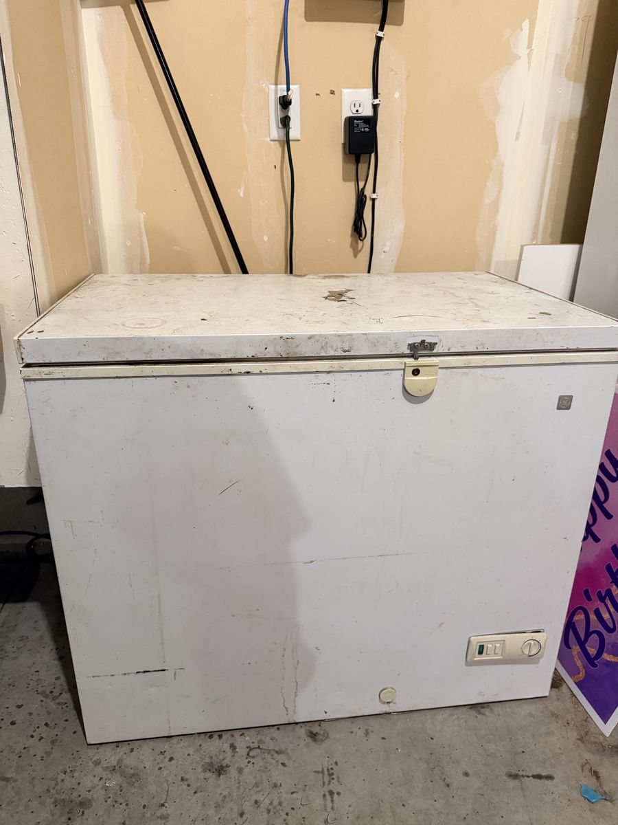 GE FCM7DSBWH 7.0 Cu. Ft. Chest Freezer - White, Free-Standing