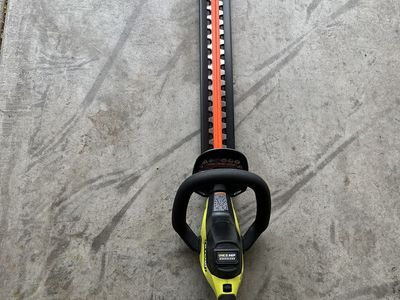 Ryobi 18V ONE+ HP Brushless 22" Hedge Trimmer + Battery, Charger & HedgeSweep