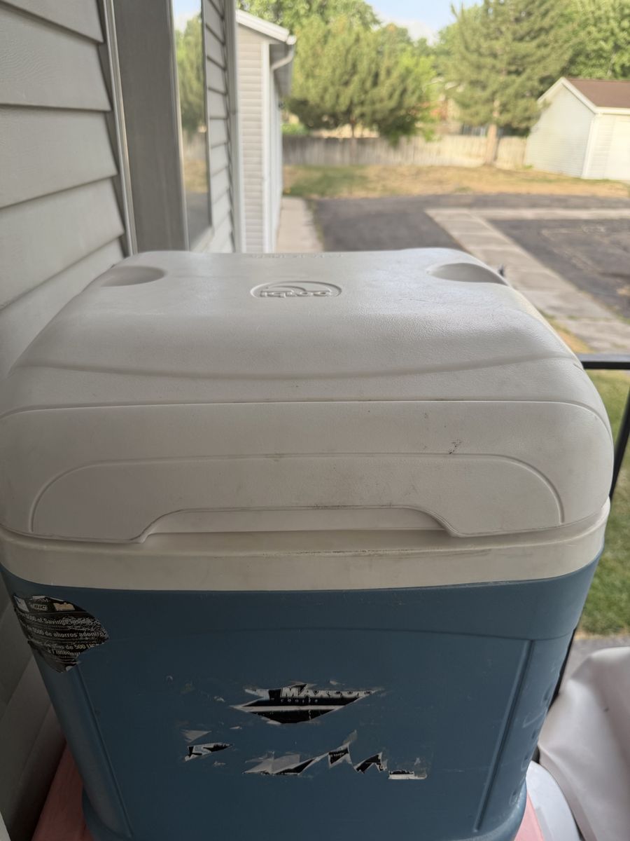 Igloo MaxCold 50 qt Cooler with Wheels - Blue/White