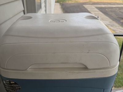 Igloo MaxCold 50 qt Cooler with Wheels - Blue/White