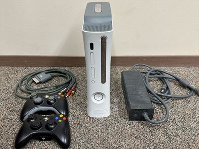 For Parts or Repair - Xbox 360 fat, 2 controllers, cables