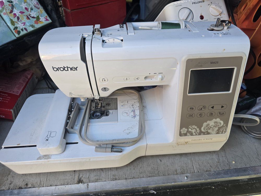Brother SE625 Embroidery & Sewing Machine - Computerized, White - Used