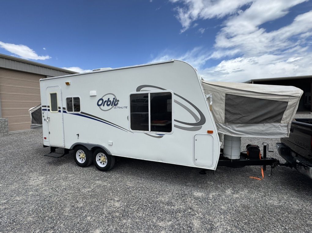 Clean Fleetwood 190XP Ultralite Hybrid Sleeps 8