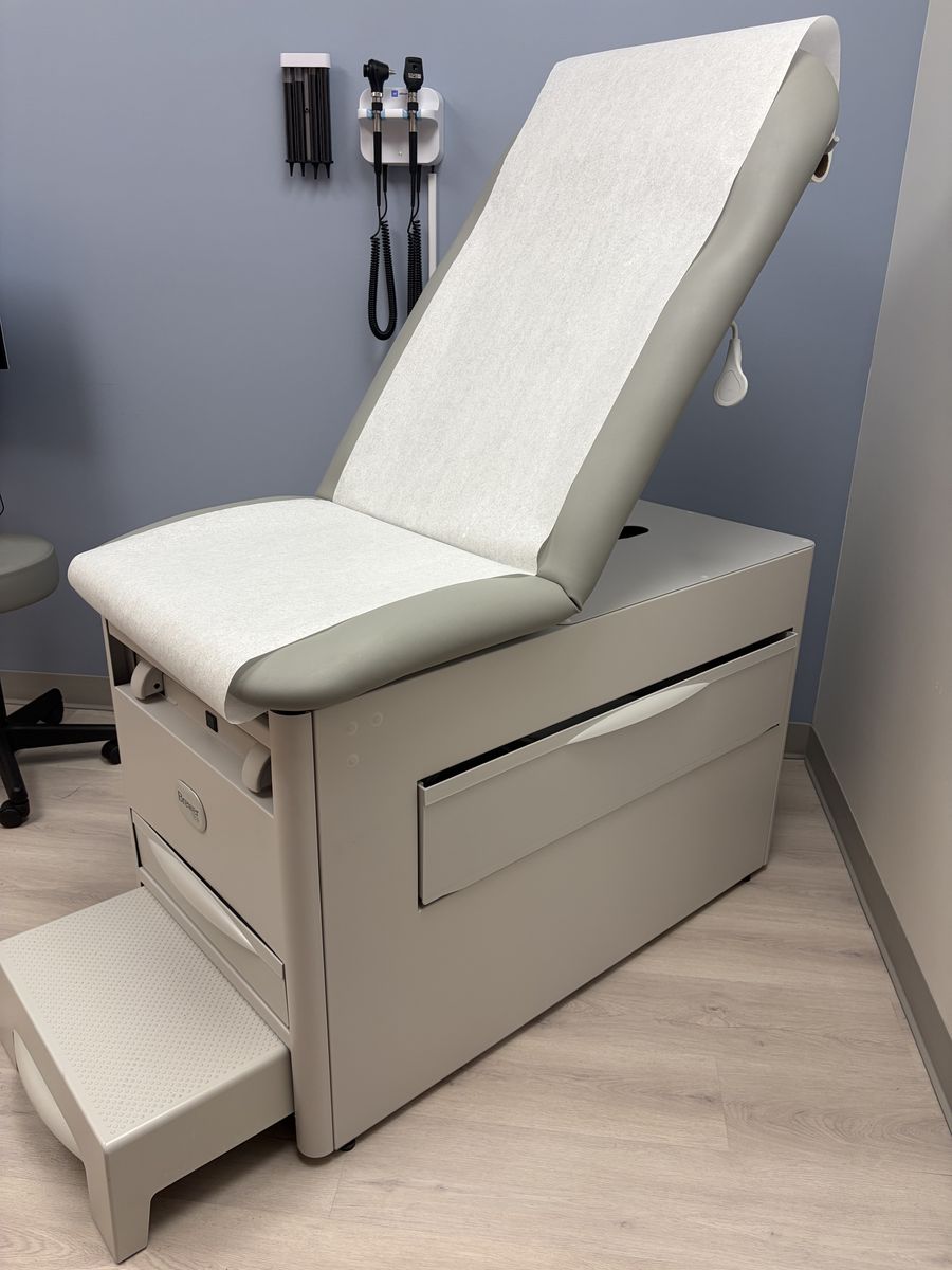 Brewer Versa Exam Table – Feather Upholstery – Like New (2025)