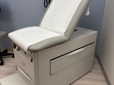 Brewer Versa Exam Table – Feather Upholstery – Like New (2025)