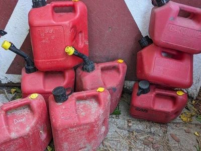 REAL 6 5 2 1 gallon gas cans with vent NON-EPA