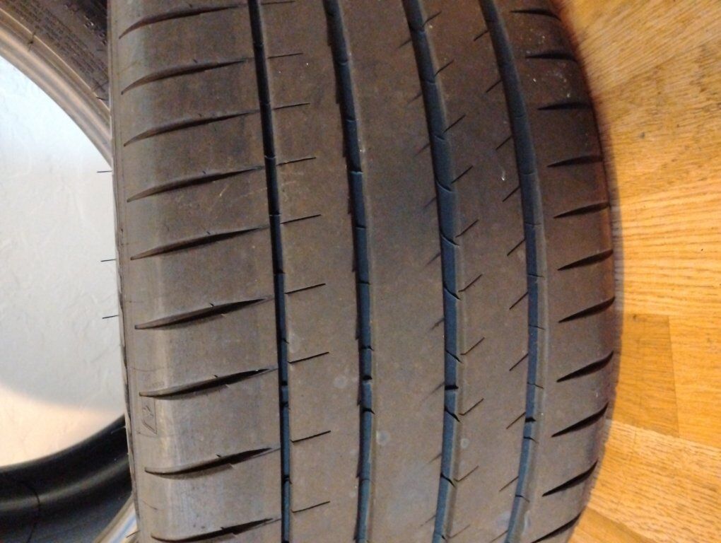 Michelin 265/35 ZR20 tires
